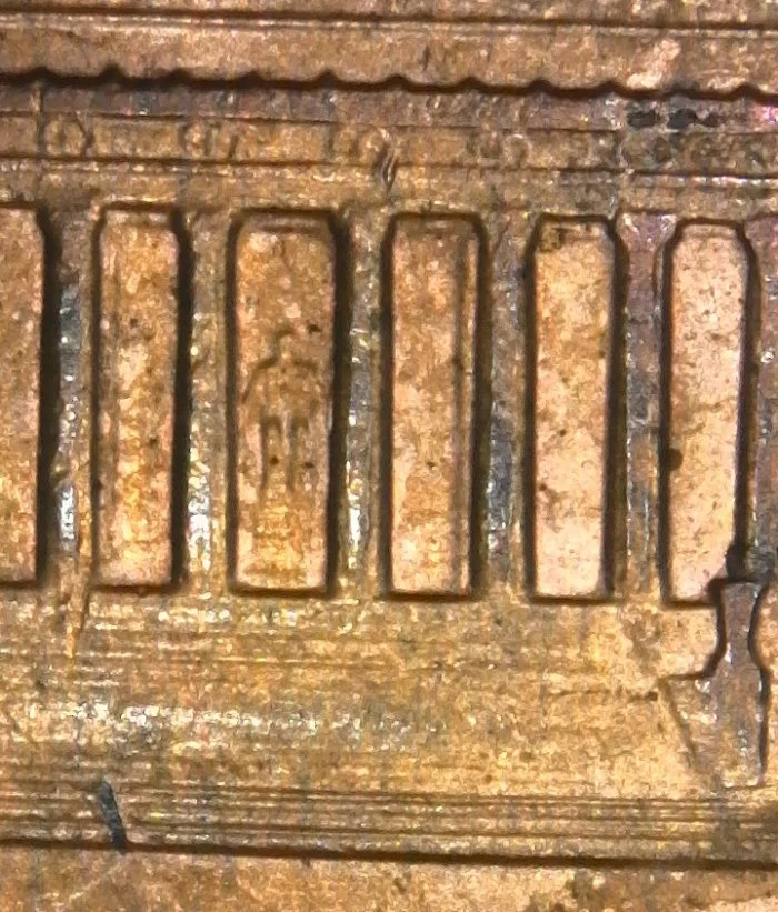 2001--P-Lincoln-Memorial-Cent-With-Very-Minor-Column-Bar-DDR